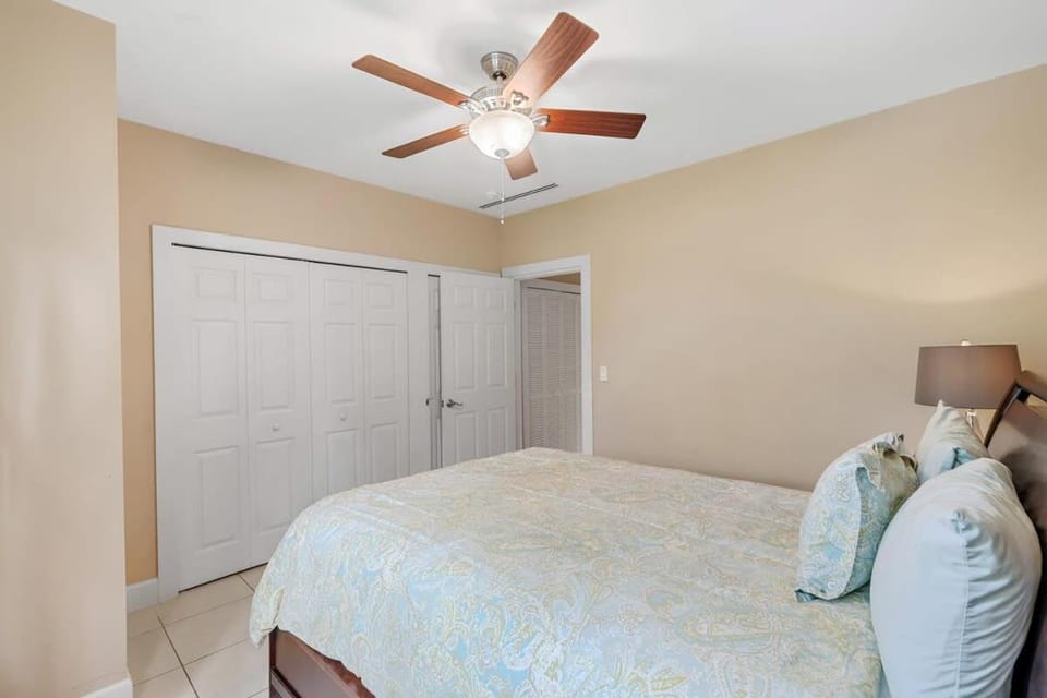 Bed, Photo of the whole room, Bedroom, fireplace