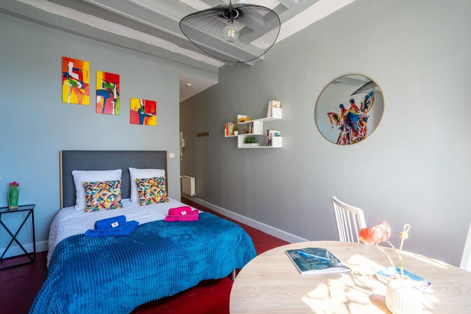Bed, Photo of the whole room, Decorative detail, Bedroom