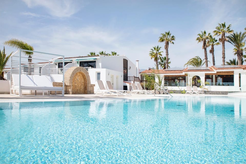 Property building, Restaurant/places to eat, Solarium, Balcony/Terrace, Balcony/Terrace, Swimming pool