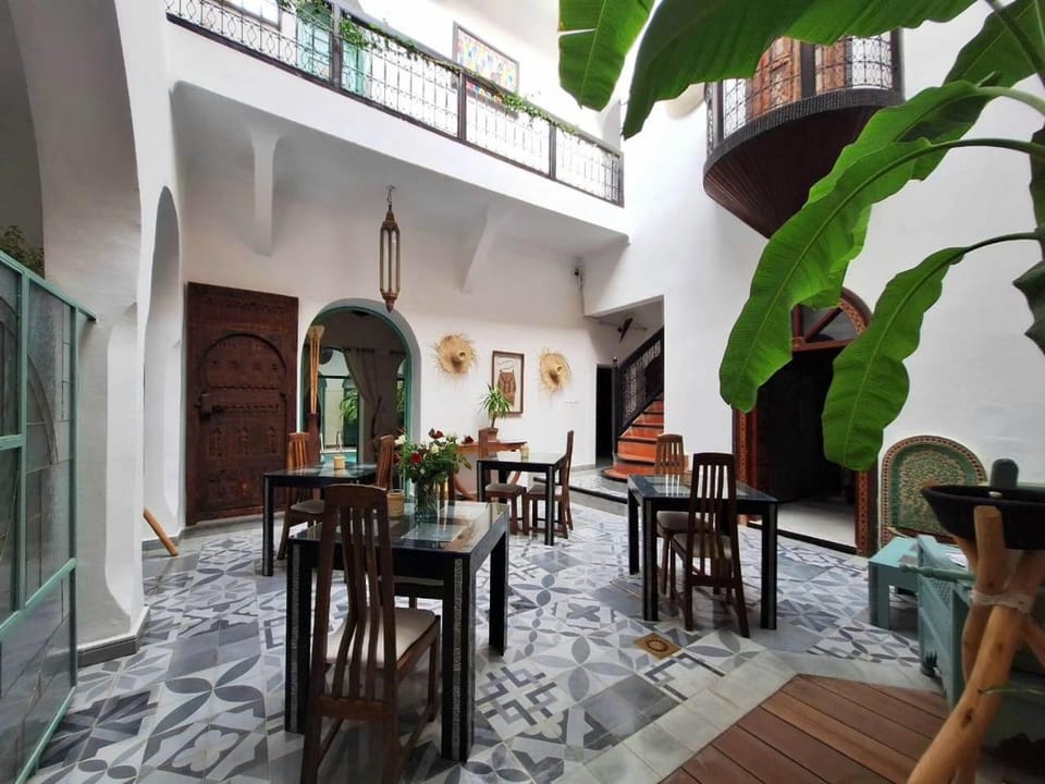 Restaurant/places to eat, Living room, Seating area, Dining area