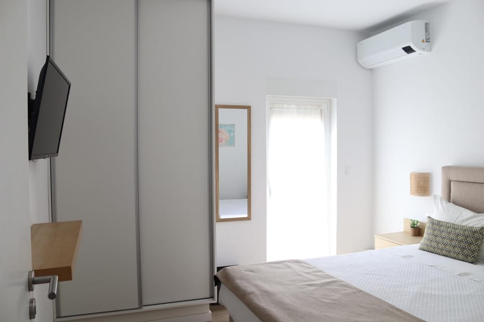 Bed, TV and multimedia, Bedroom, air conditioner