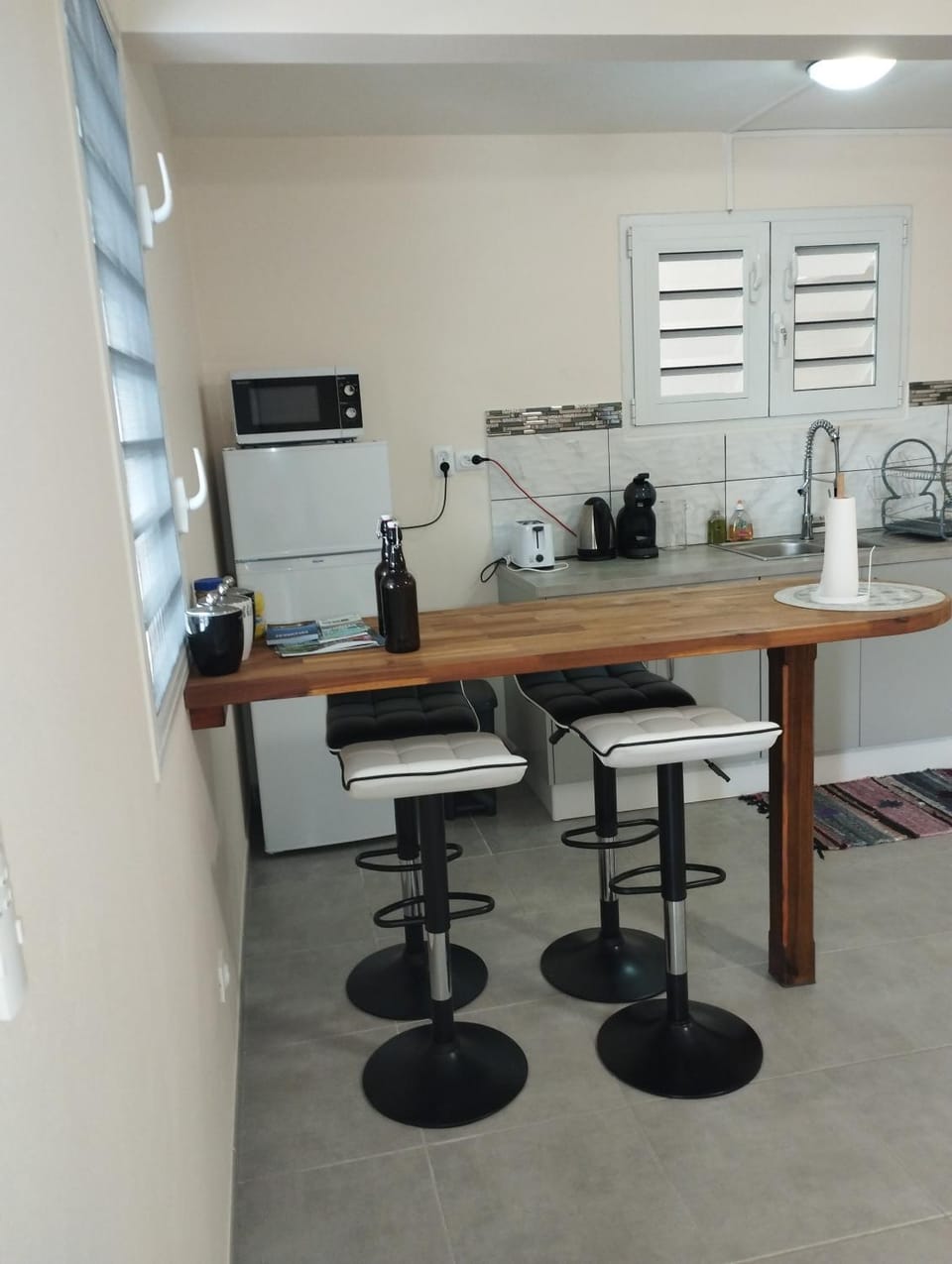 Kitchen or kitchenette, minibar, toaster