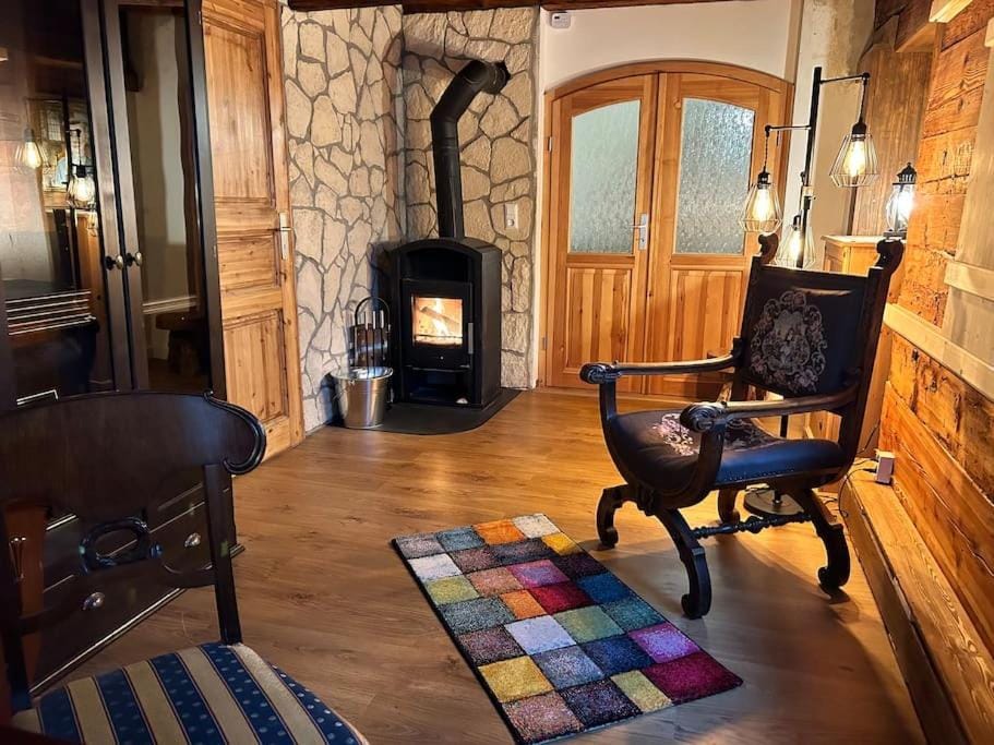 TV and multimedia, Living room, Seating area, flat iron