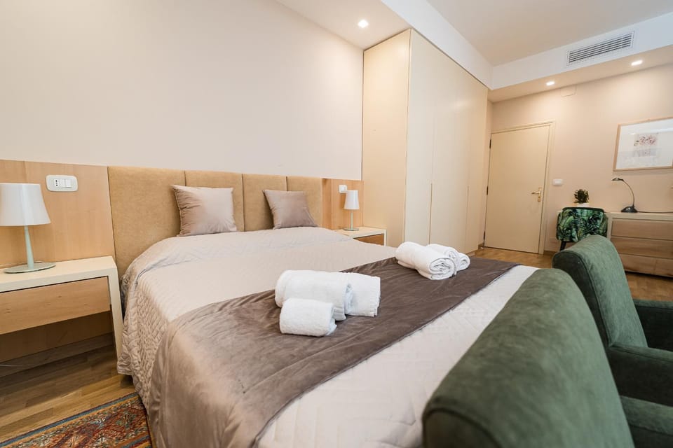 Bed, Photo of the whole room, Bedroom, towels