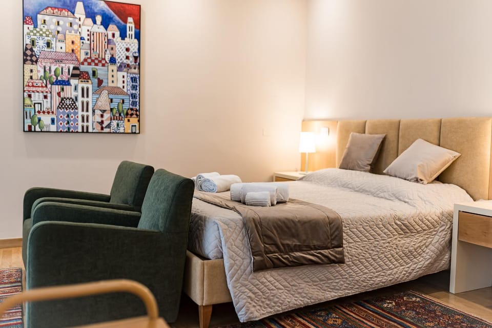 Bed, Photo of the whole room, Seating area, Bedroom