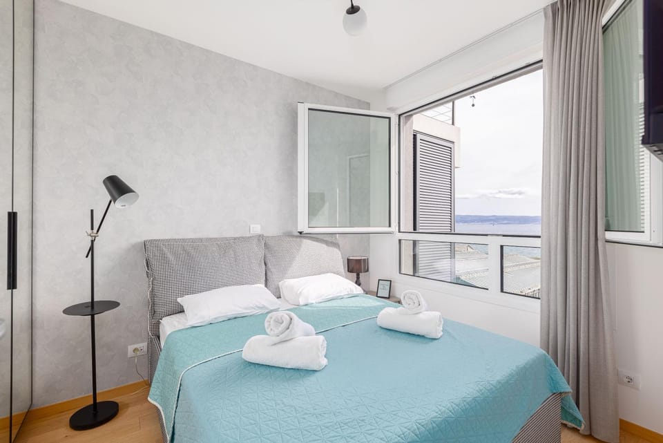 Bedroom, towels