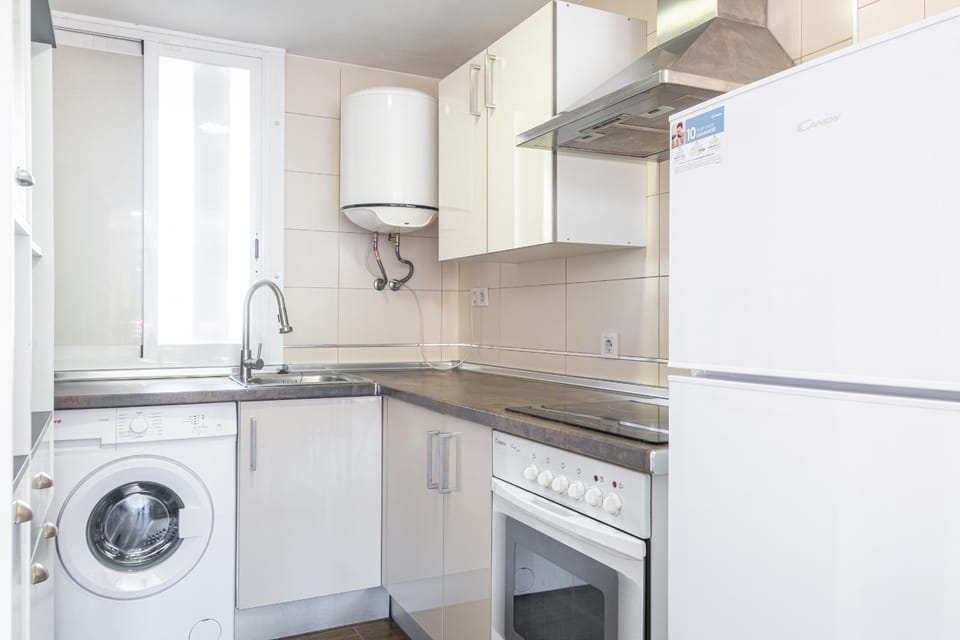 Kitchen or kitchenette, pet friendly, stove, washing machine