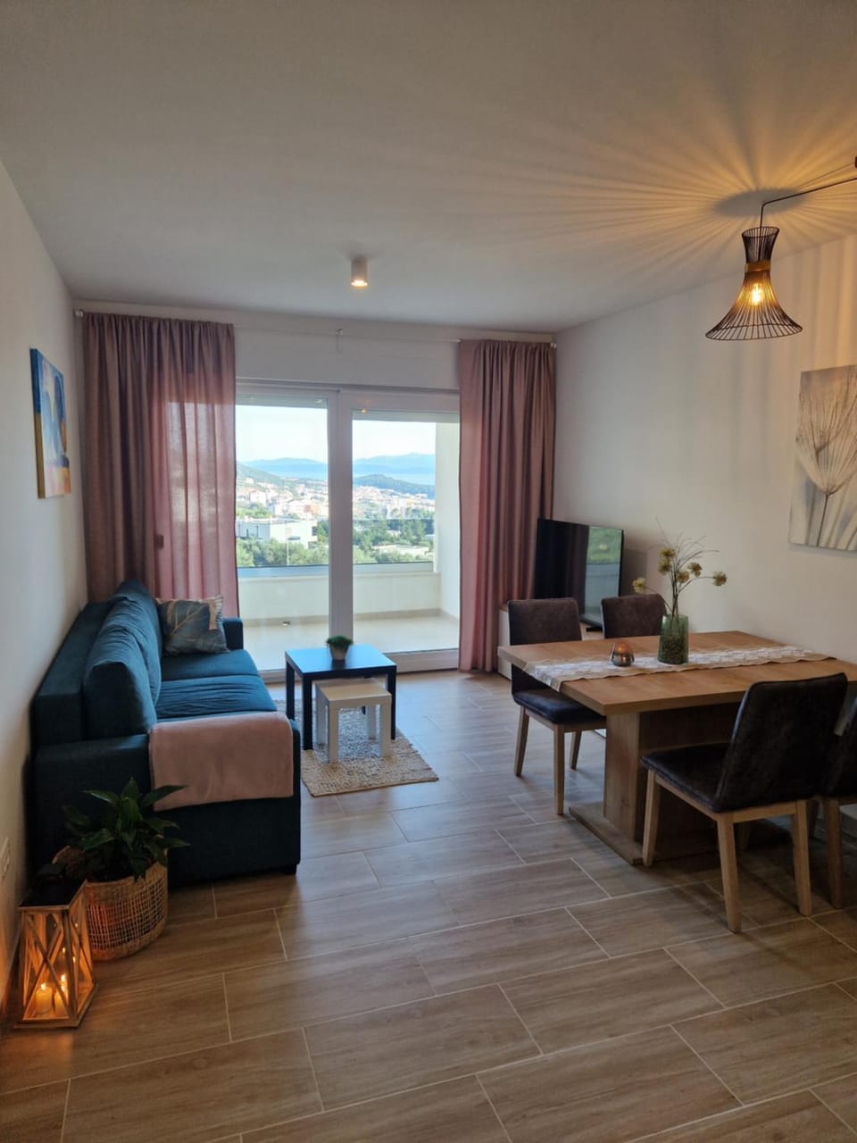 TV and multimedia, Living room, Seating area, Dining area
