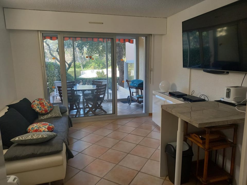 Les Hauts du Golf Rez de jardin Piscine Tennis Apartment in Saint-Raphael