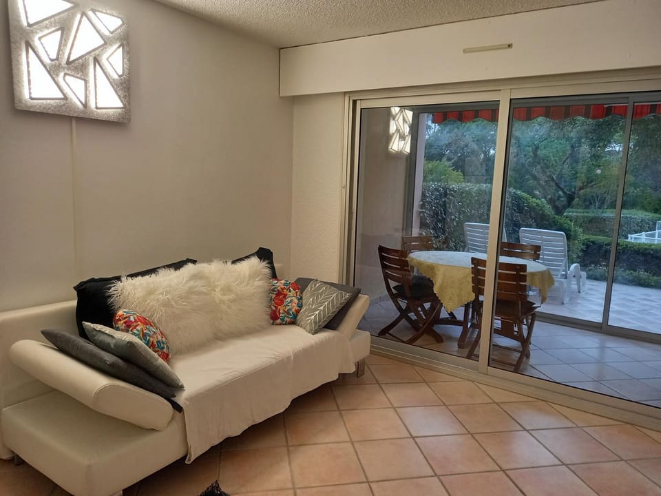 Les Hauts du Golf Rez de jardin Piscine Tennis Apartment in Saint-Raphael