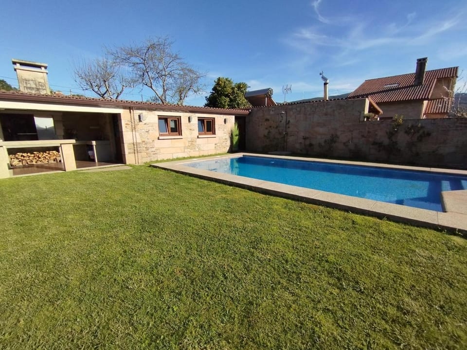Property building, Day, BBQ facilities, Garden view, Swimming pool