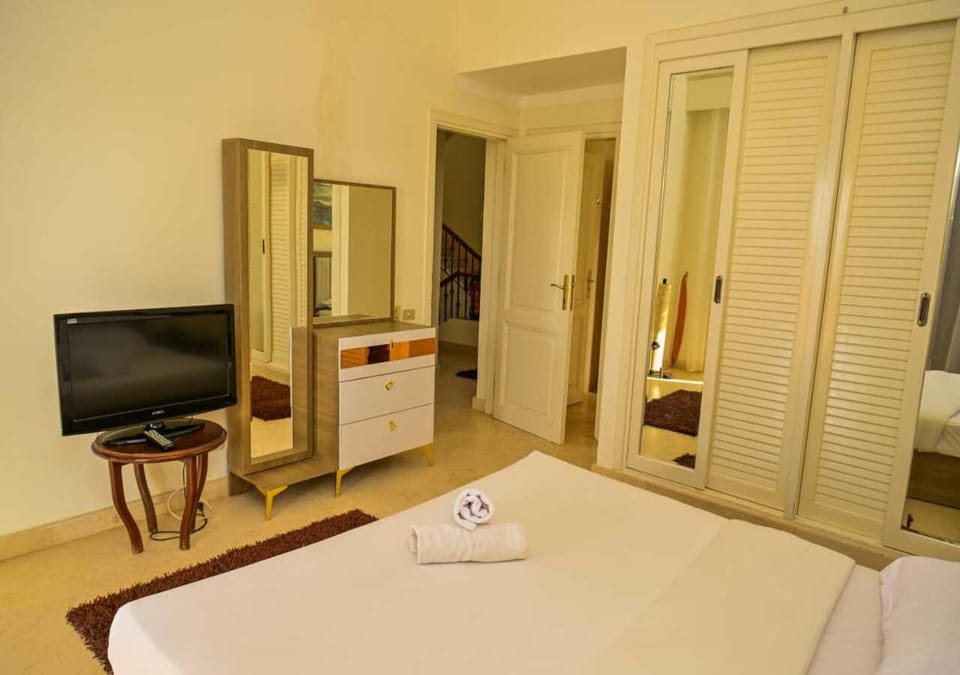 Communal lounge/ TV room, Bed, TV and multimedia, Photo of the whole room, Bedroom, towels, wardrobe