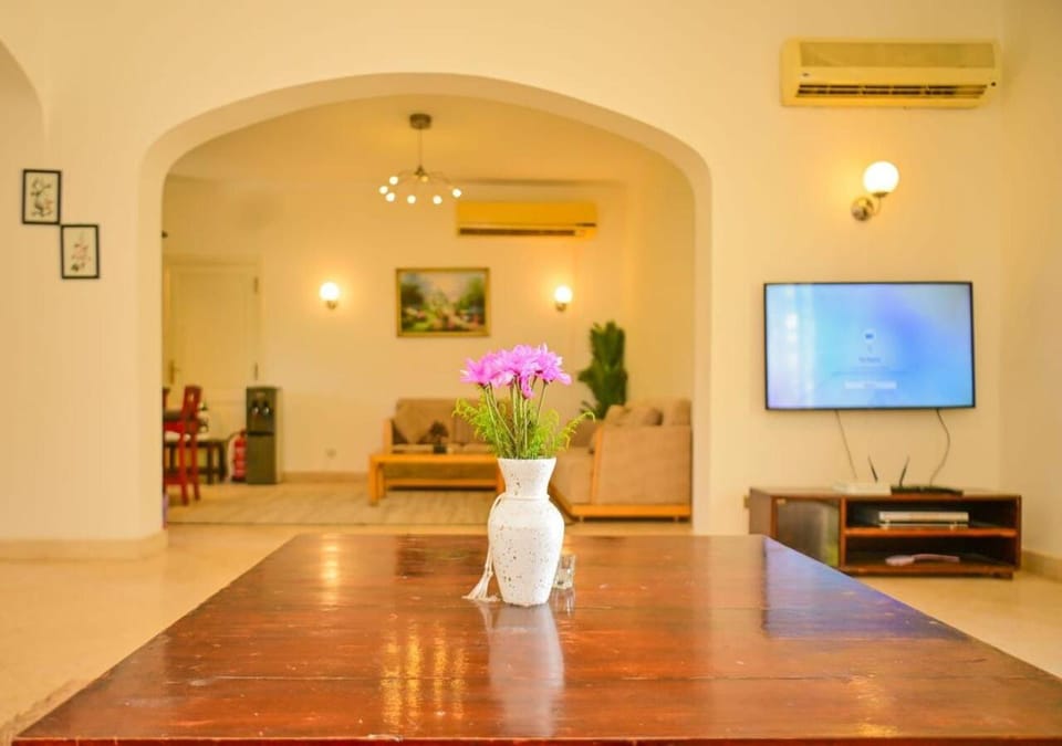 TV and multimedia, Living room, Seating area, Dining area, air conditioner
