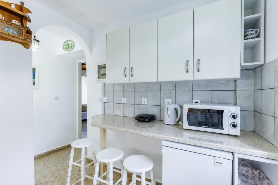 Kitchen or kitchenette, kitchen