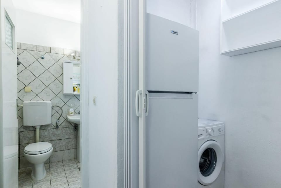 Toilet, Bathroom, washing machine
