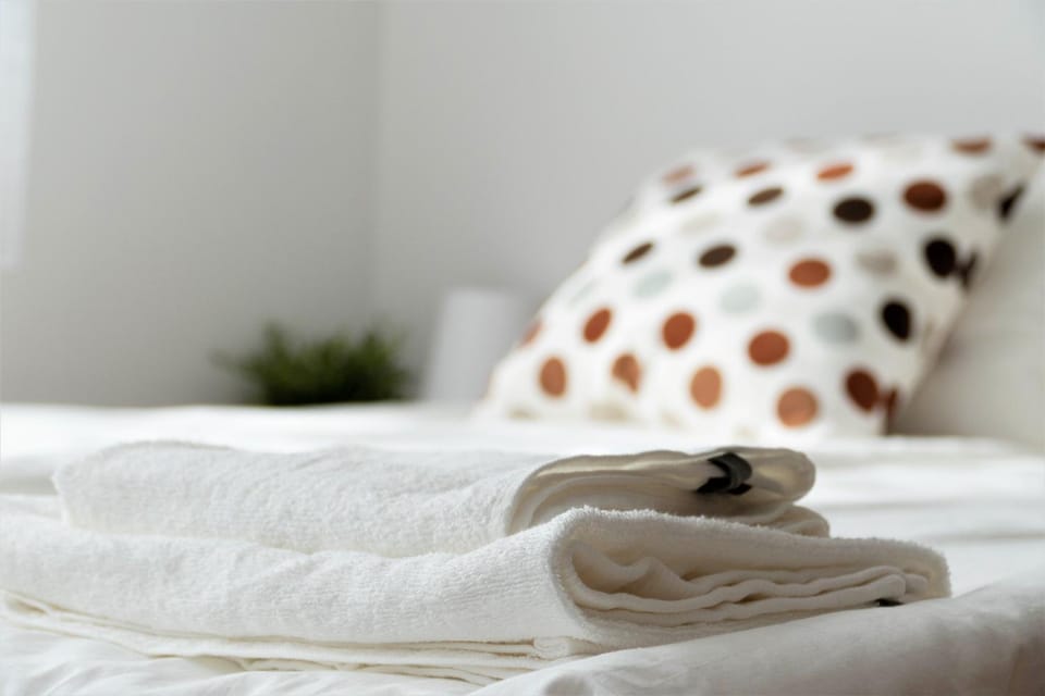 Bed, towels