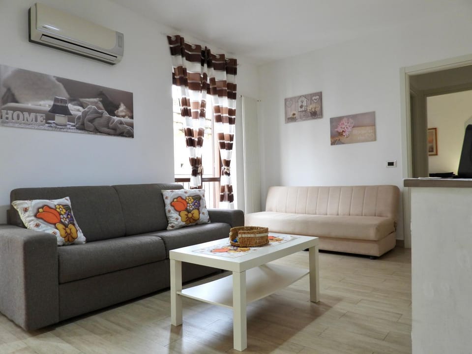 TV and multimedia, Living room, Seating area, air conditioner