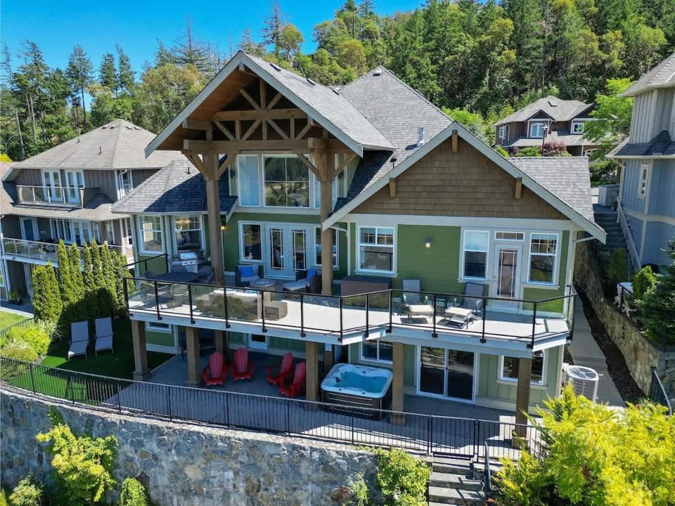 Mount Finlayson View Villa by EMR Vacation Rentals House in Victoria