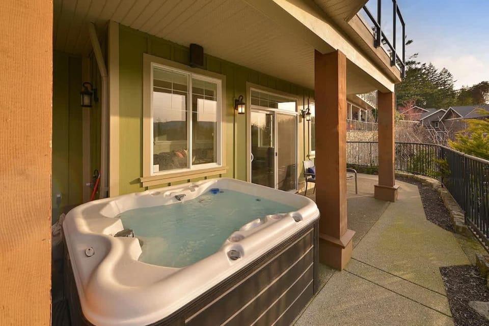 Mount Finlayson View Villa by EMR Vacation Rentals House in Victoria