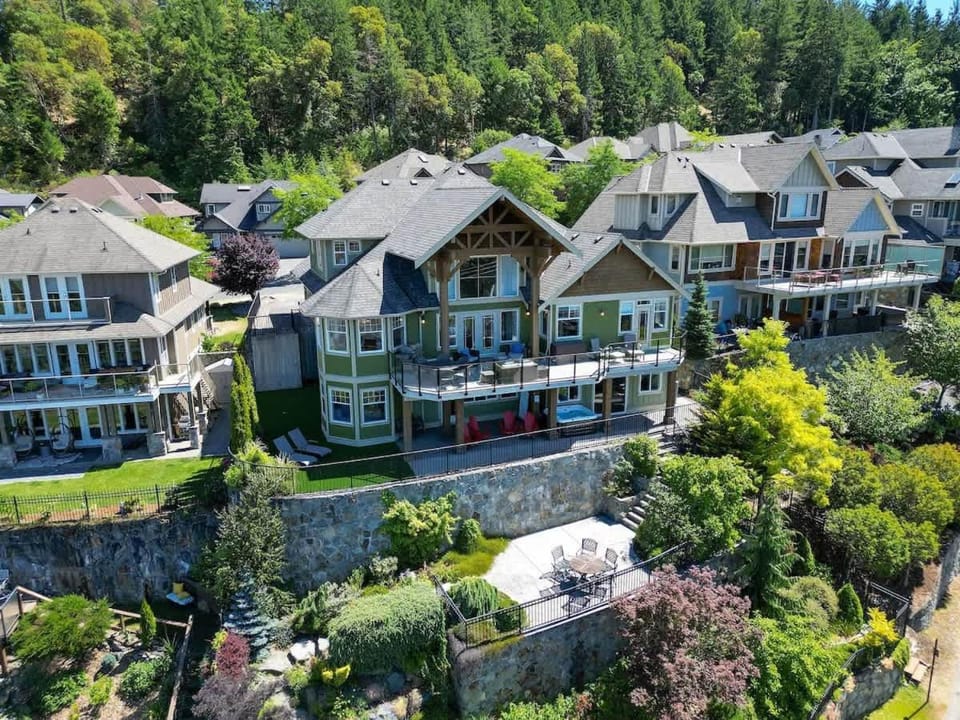 Mount Finlayson View Villa by EMR Vacation Rentals House in Victoria