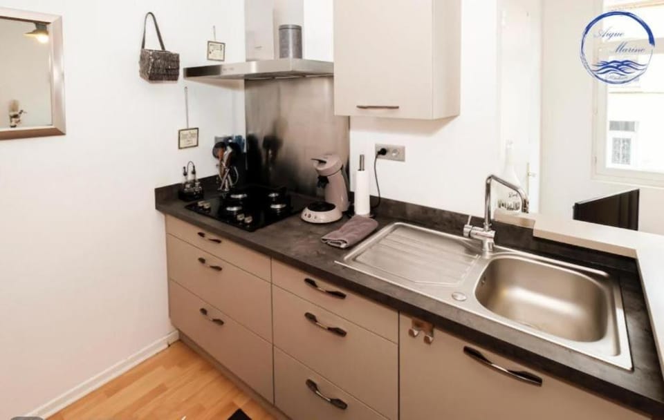 Coffee/tea facilities, Kitchen or kitchenette, minibar, stove