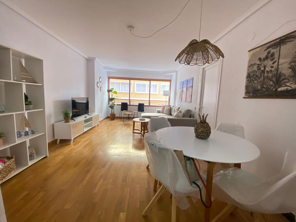 TV and multimedia, Living room, Seating area, Dining area