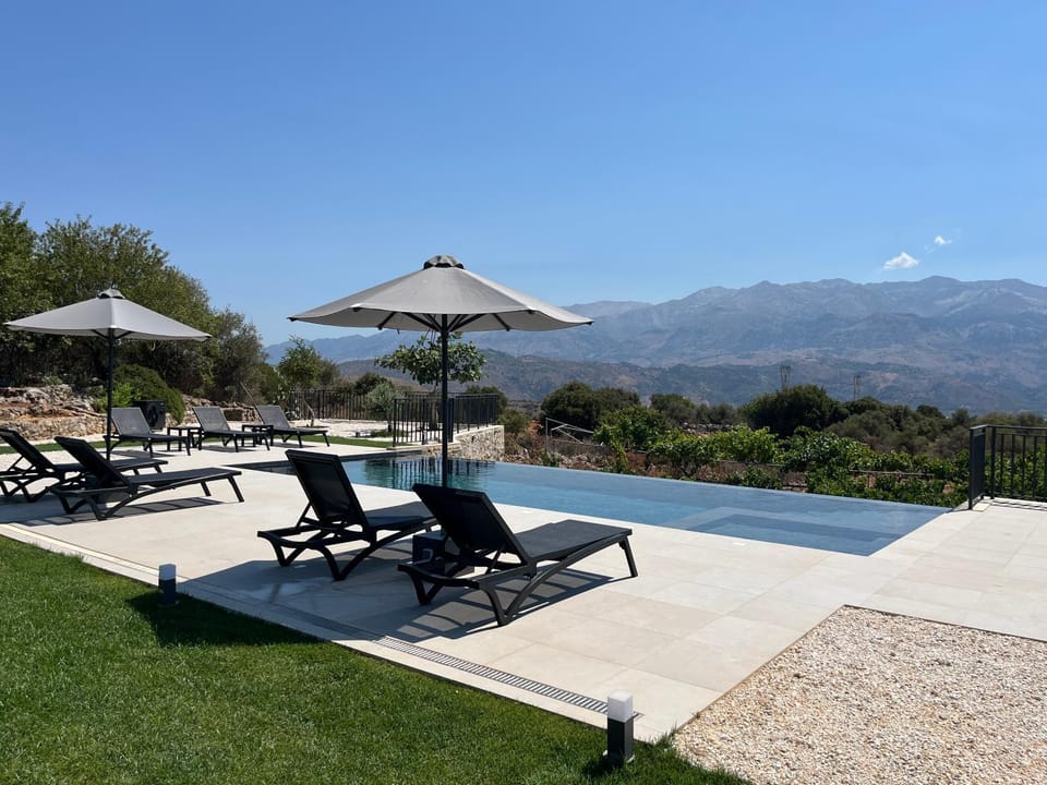 Villa Recluso-3 bd luxury country villa, huge heated pool with hydromassage, individual bbq & large yard, mountain view Villa in Crete