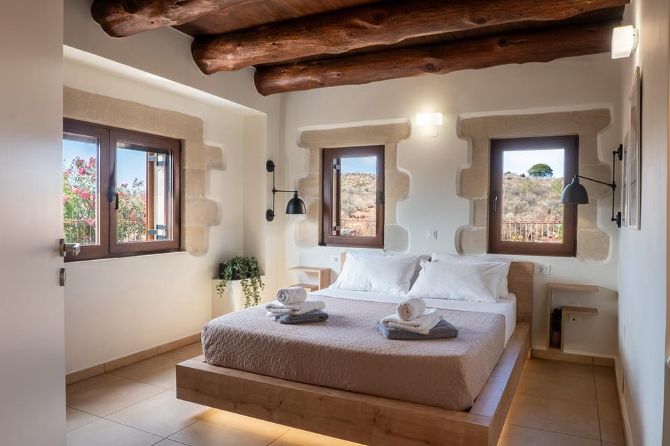 Villa Recluso-3 bd luxury country villa, huge heated pool with hydromassage, individual bbq & large yard, mountain view Villa in Crete