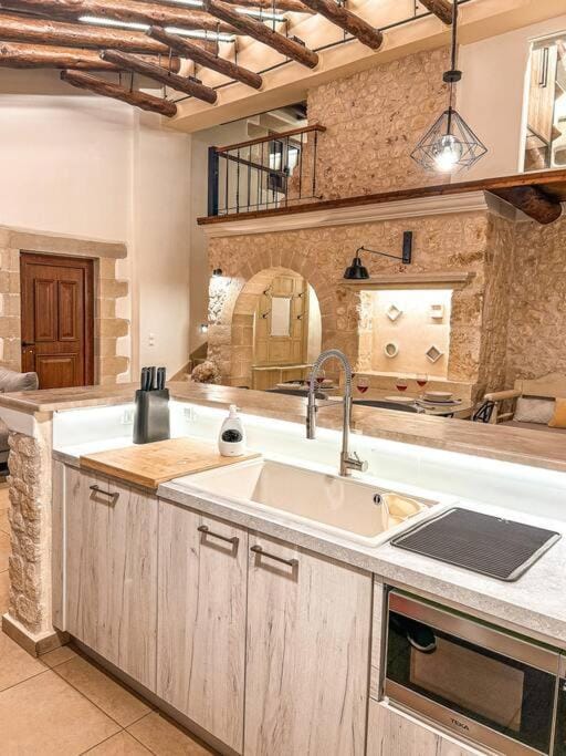 Villa Recluso-3 bd luxury country villa, huge heated pool with hydromassage, individual bbq & large yard, mountain view Villa in Crete