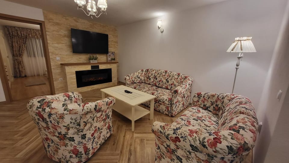 TV and multimedia, Living room, Seating area, flat iron