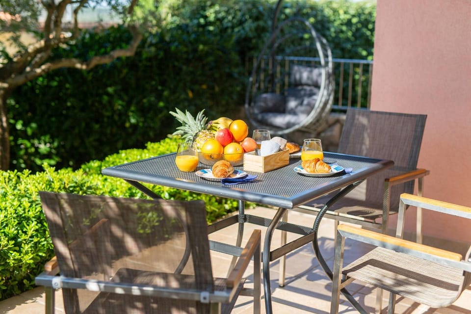Patio, Day, Natural landscape, Garden, View (from property/room), Balcony/Terrace, Seating area, Dining area, Garden view, locker
