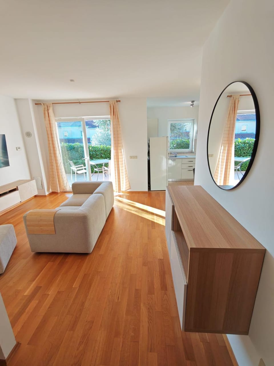 TV and multimedia, Living room, Seating area, Garden view