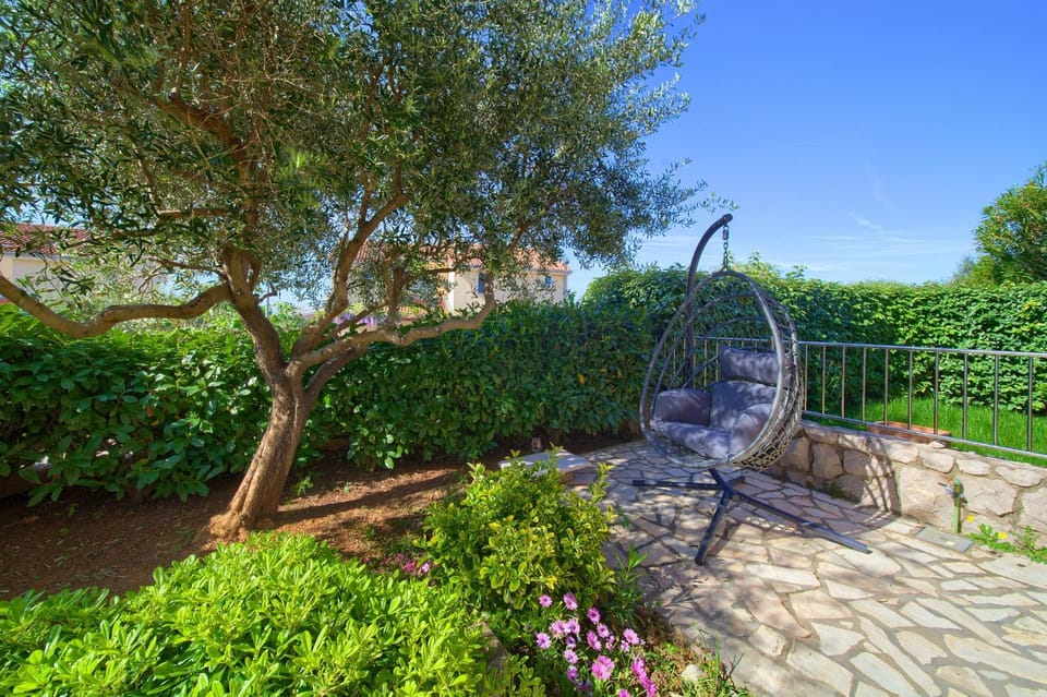 Patio, Day, Natural landscape, Garden, Seating area, Garden view, locker