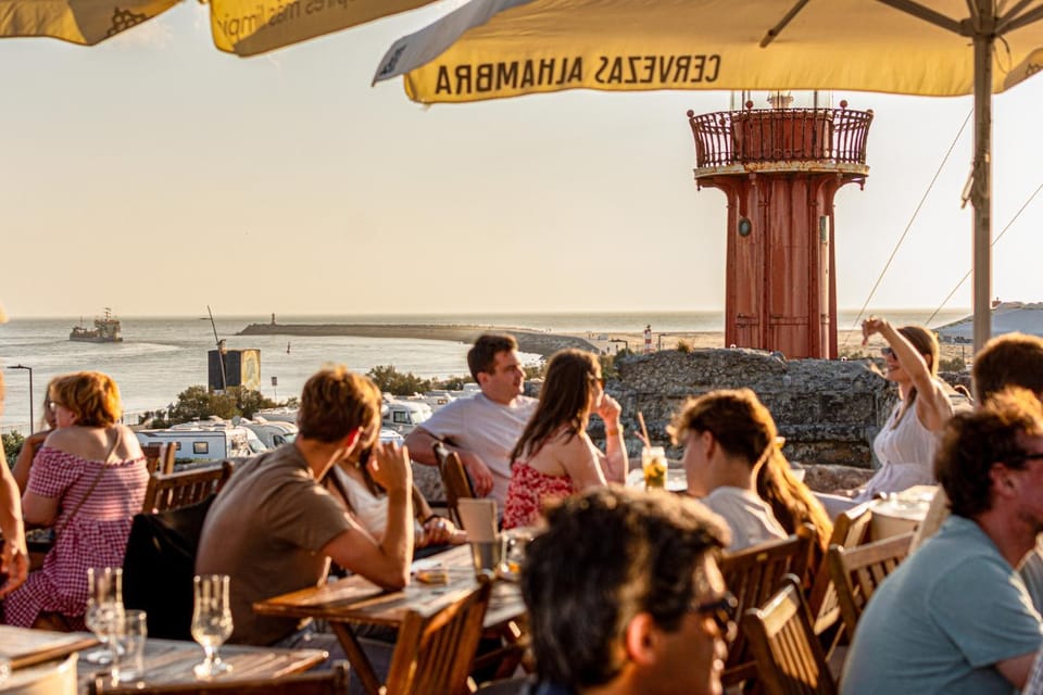 Restaurant/places to eat, Natural landscape, Food and drinks, Food, Sea view, group of guests