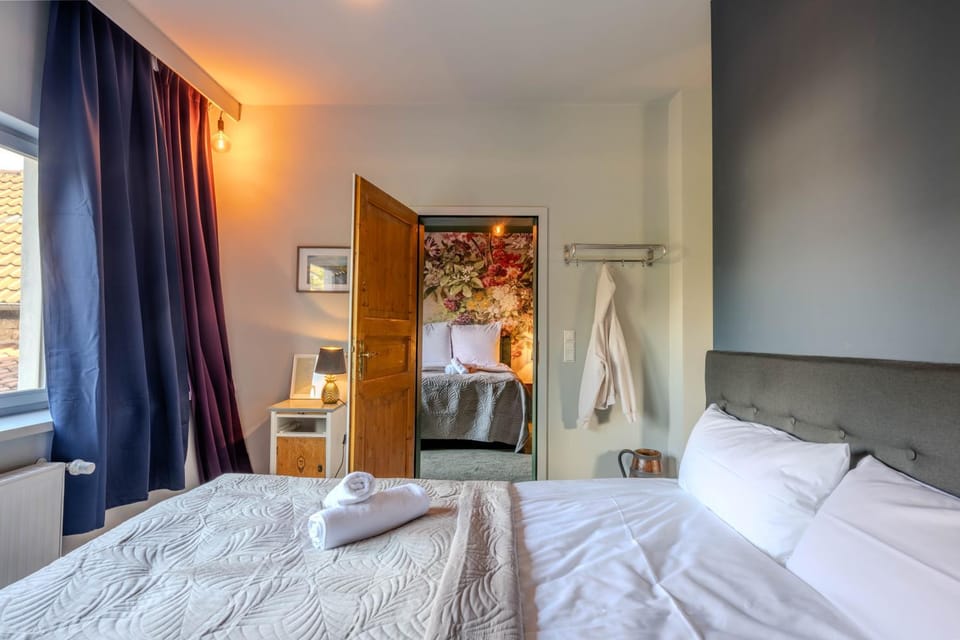 Bed, Bedroom, towels