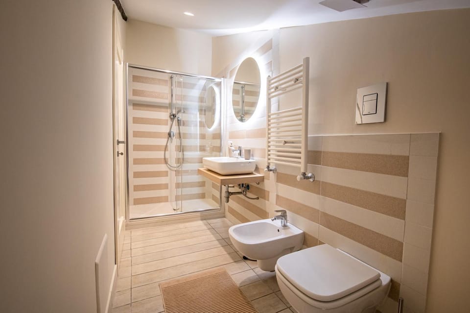 Shower, Toilet, Bathroom, bidet, towels