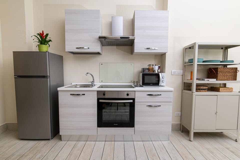 Kitchen or kitchenette, oven