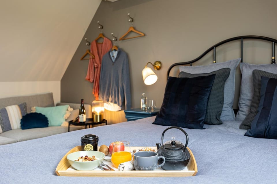 Bed, Food and drinks, Photo of the whole room, Bedroom, Food, Breakfast