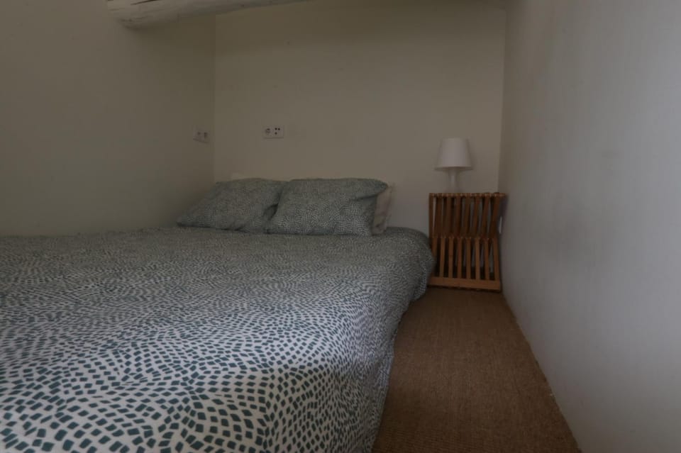 Rustic Silent Ensuites - Shared Kitchen - Self check in Hostel in Porto