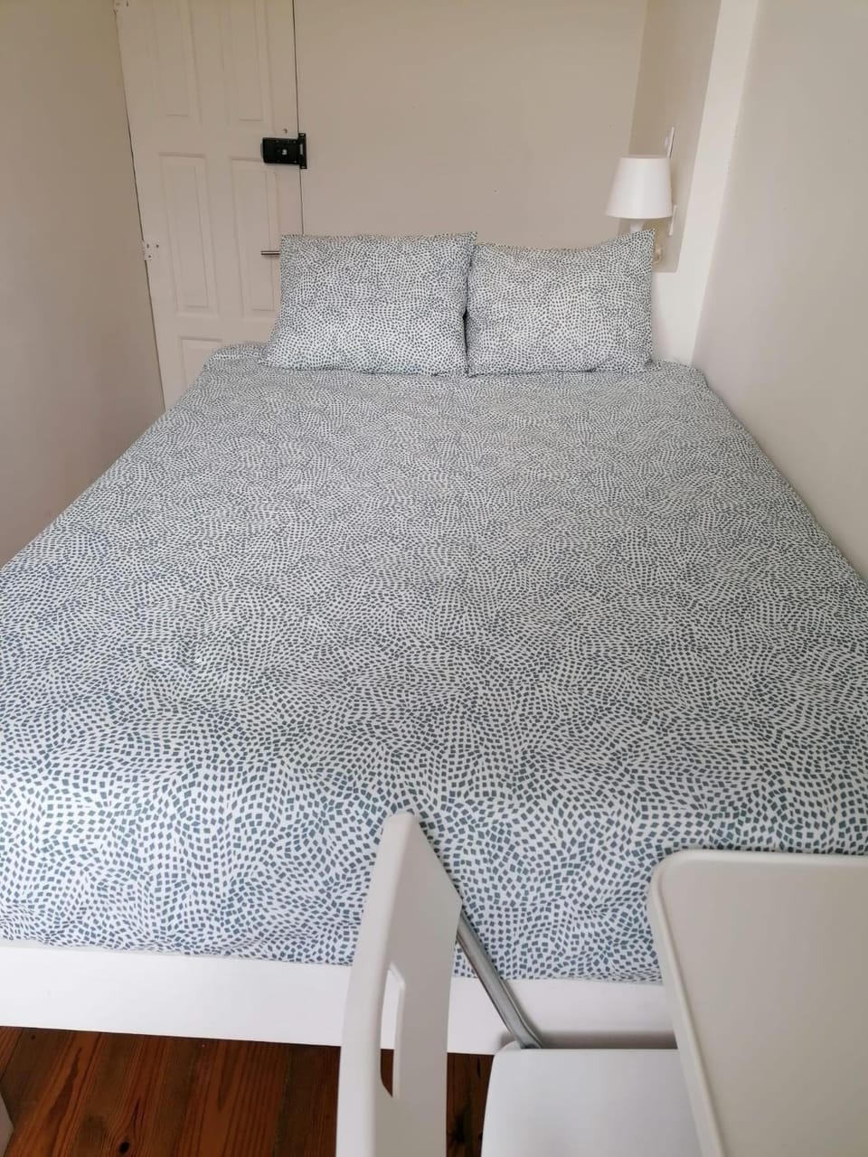 Rustic Silent Ensuites - Shared Kitchen - Self check in Hostel in Porto