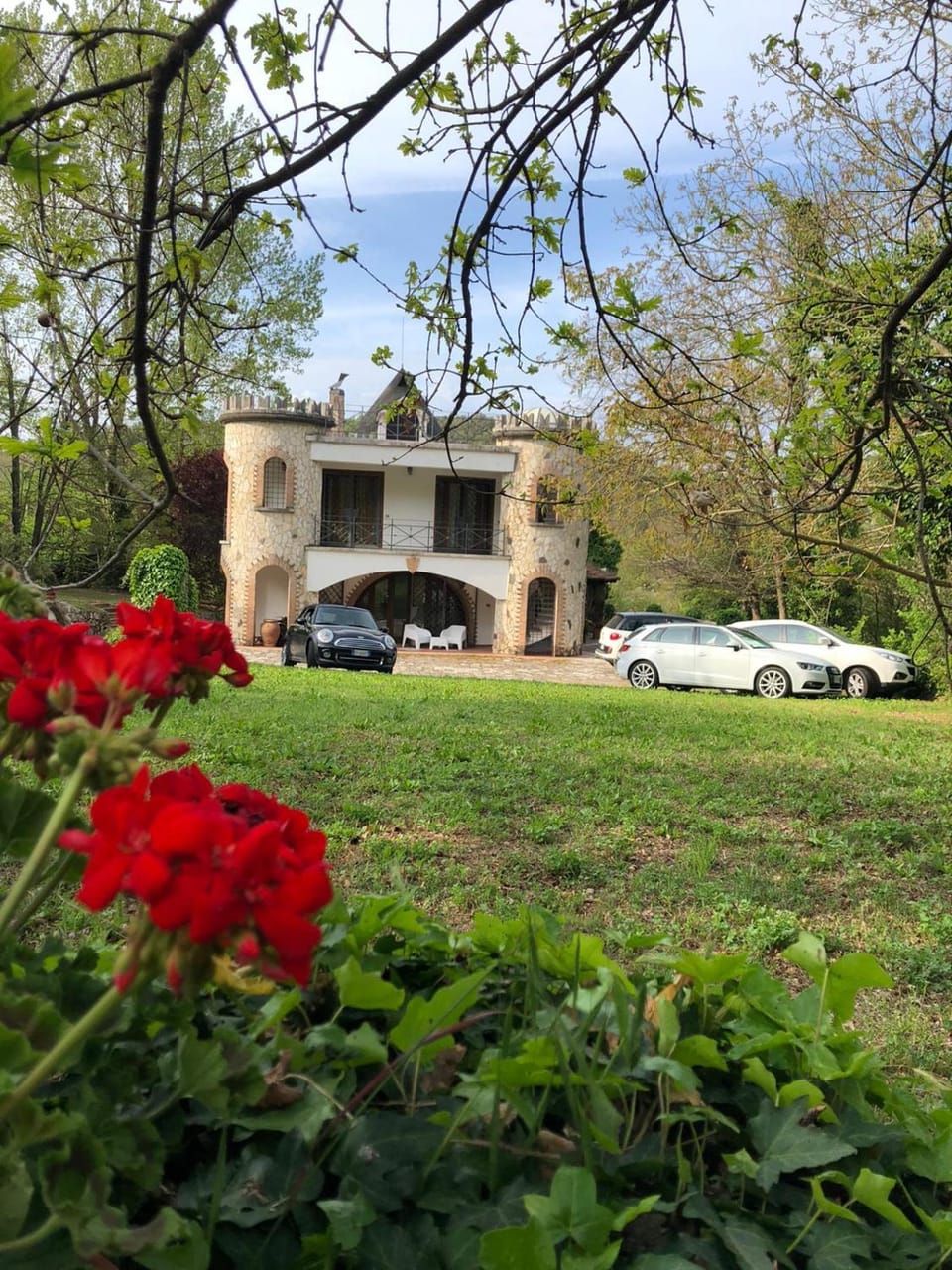 Property building, Spring, Day, Natural landscape, Garden, Garden view, Parking