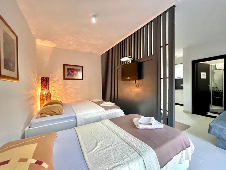 Bed, TV and multimedia, Photo of the whole room, Bedroom, towels, wardrobe