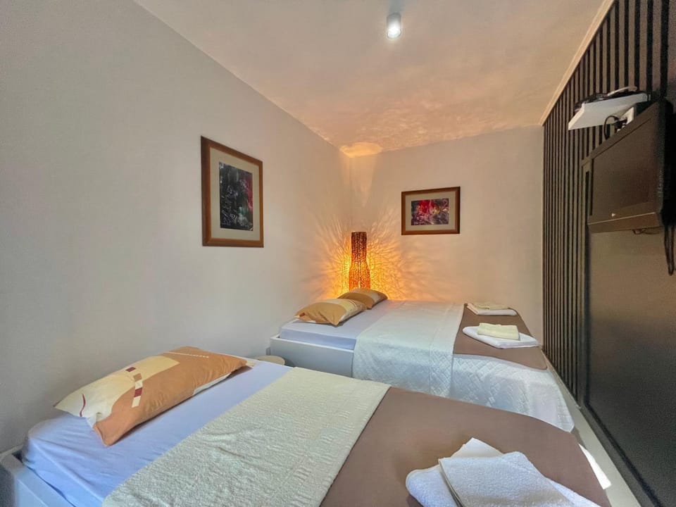 Bed, TV and multimedia, Photo of the whole room, Bedroom, towels