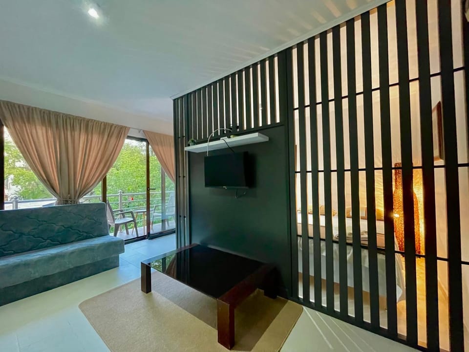 Communal lounge/ TV room, Bed, TV and multimedia, Living room, Photo of the whole room, Seating area, Evening entertainment, Bedroom