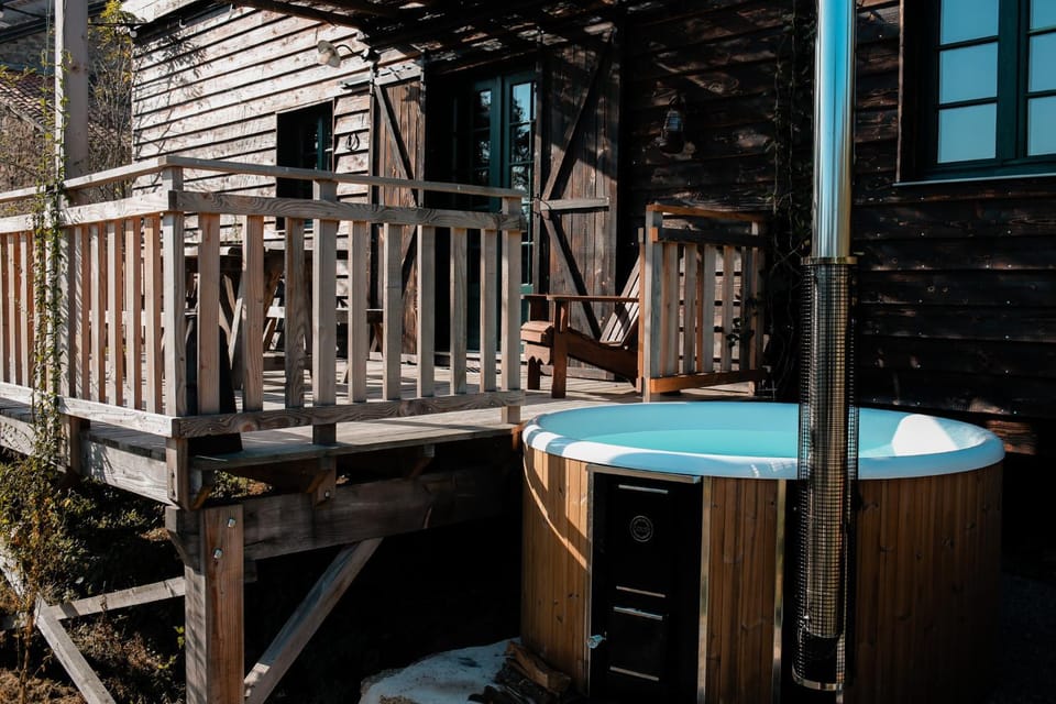 Le Pont de Maumy, cabane au bord de l'étang et bain nordique Farm Stay in Nouvelle-Aquitaine