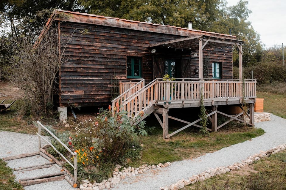 Le Pont de Maumy, cabane au bord de l'étang et bain nordique Farm Stay in Nouvelle-Aquitaine
