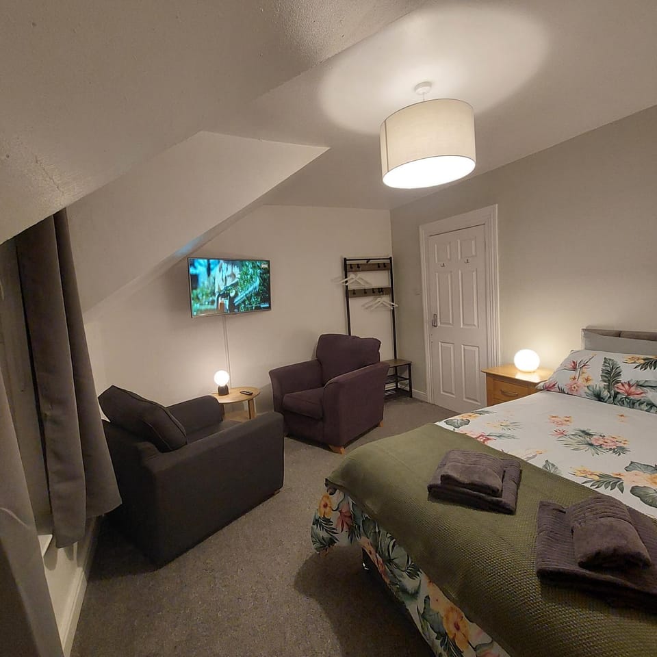 Bed, TV and multimedia, Photo of the whole room, Seating area, Bedroom, towels