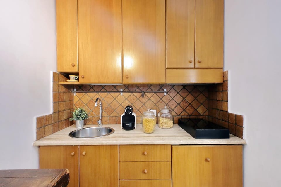 Coffee/tea facilities, Kitchen or kitchenette, stove