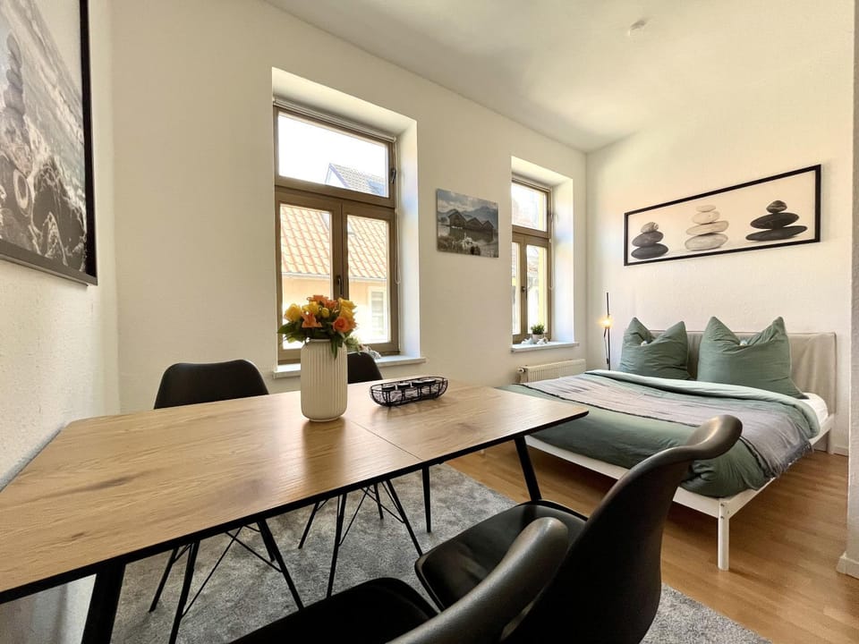 Bed, Seating area, Dining area