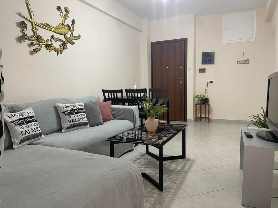 Bed, Living room, Photo of the whole room, Seating area, Bedroom